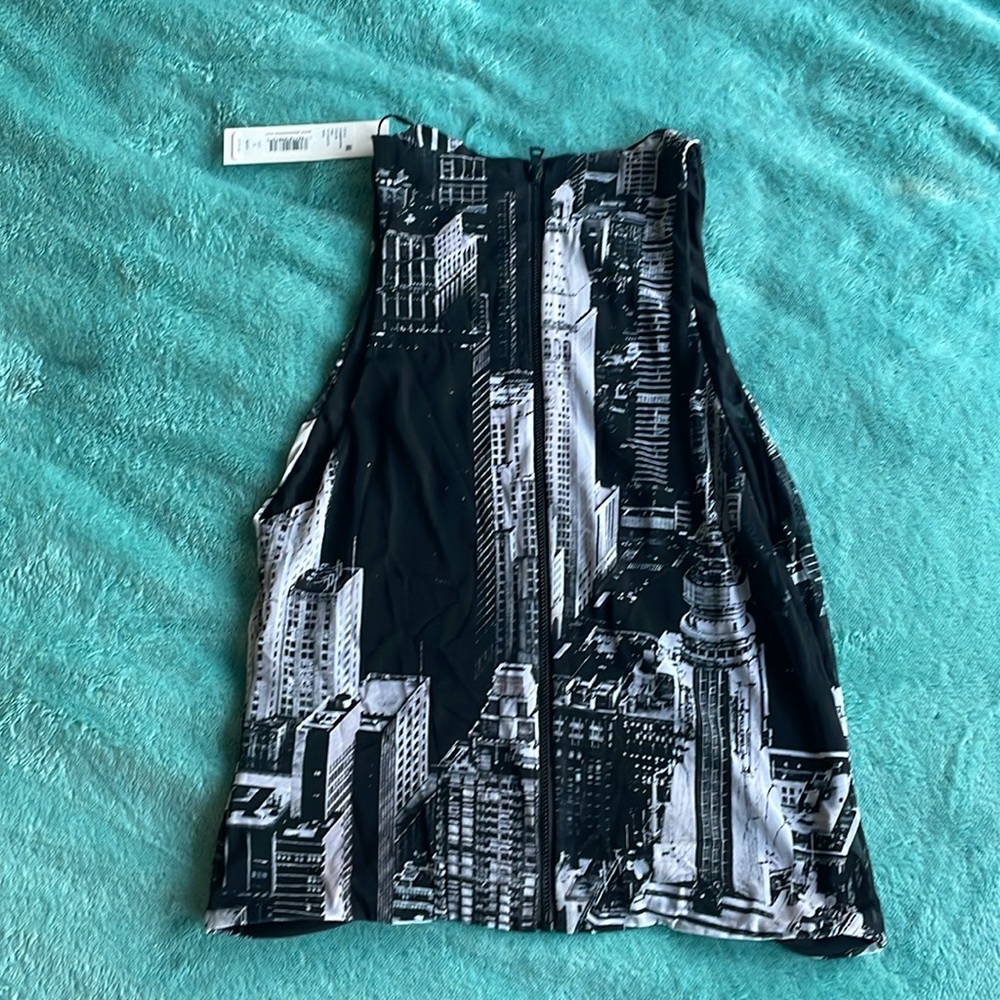 Alice + Olivia Pania Cropped Tank in Cityscape - Picture 4 of 4